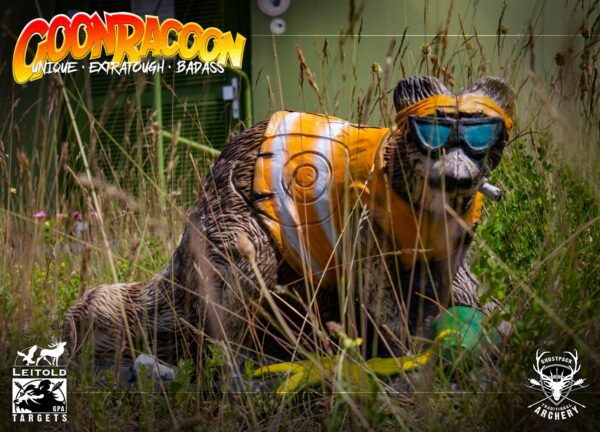 OLYMPUS DIGITAL CAMERA 3D-Ziel GoonRacoon frontal im hohen Gras