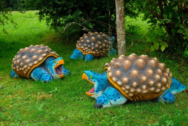 Drei 3D-Ziele Schnappschildkröte auf einer Wiese
