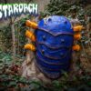3D-Ziel MonstaRoach frontal an einem Baumstumpf im Außengelände