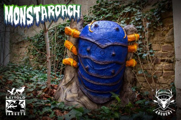 3D-Ziel MonstaRoach frontal an einem Baumstumpf im Außengelände