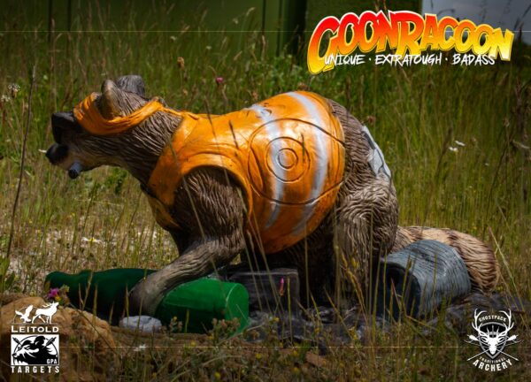 OLYMPUS DIGITAL CAMERA 3D-Ziel GoonRacoon laufend in Seitenansicht im Gelände