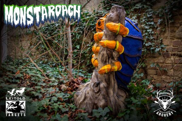 3D-Ziel MonstaRoach seitlich an einem Baumstumpf im Außengelände